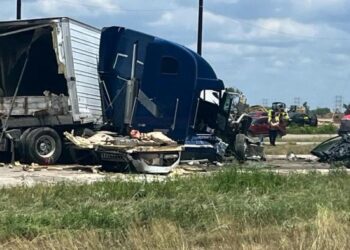 Two 18-wheelers crash on I-35 in San Antonio | kens5.com