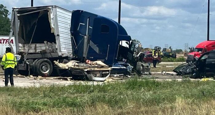 Two 18-wheelers crash on I-35 in San Antonio | kens5.com